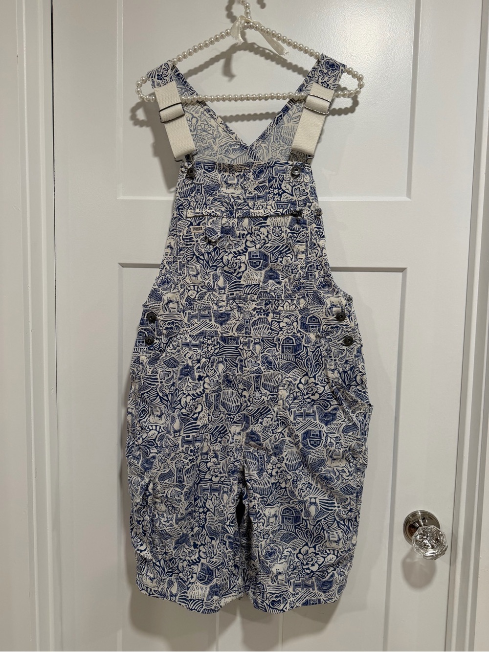 Duluth Trading Co Blue and White Floral short 🩳